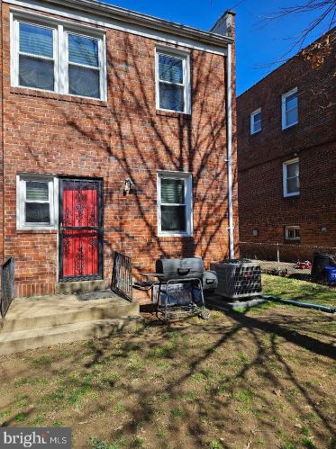 1811 Erie St, Washington, DC 20020-6318