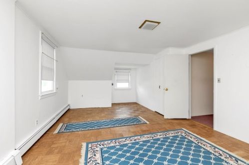 127 Berry St, Valley Stream NY 11580-3422 exterior