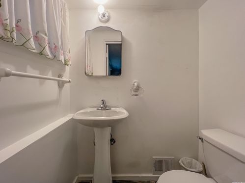 27 Pawnee Dr, Commack NY 11725-4211 exterior