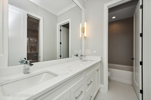 3854 Claremont Ave, Chicago IL 60618-3820 exterior