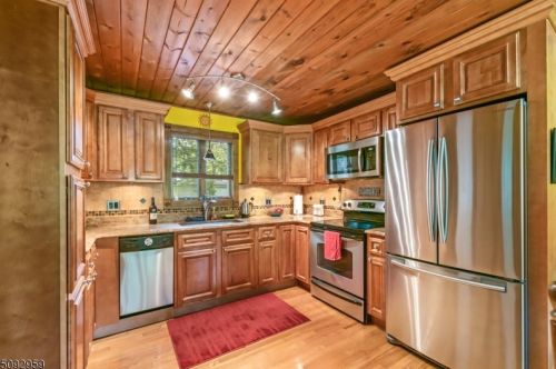 2 Fisk Trl, Hopatcong, NJ 07843-1111