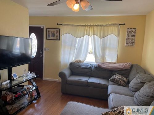 20 Suydam Ave, Edison NJ 08817-3526 exterior