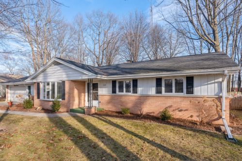 1419 Gunnell Ln, Manitowoc, WI 54220-2526