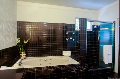 3415 Kaohinani Dr, Honolulu HI 96817-1040 exterior