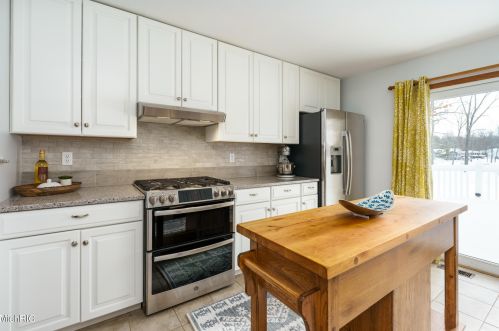 45551 Peninsula Dr, Grand Junction MI 49056-9462 exterior