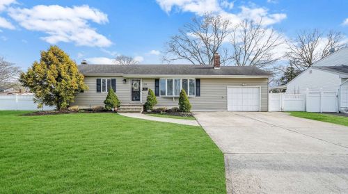 1339 10th St, Babylon, NY 11704-3831