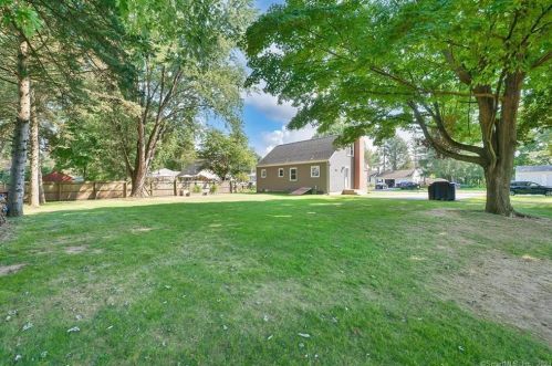 59 Neelans Rd, Enfield CT 06082-5734 exterior