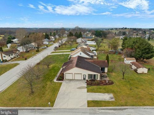 106 Lee Ann Ct, Hanover PA 17331-9560 exterior