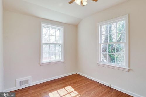 2701 Farmington Dr, Alexandria VA 22303-1315 exterior