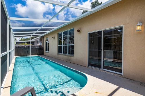 8820 Cypress Hammock Dr, Tampa FL 33614-1952 exterior