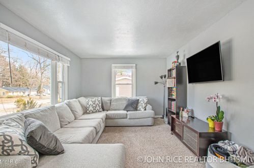 1004 Oakcrest St, Wyoming MI exterior