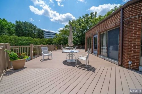 9 Lawrence Ct, Teaneck NJ 07666-6489 exterior