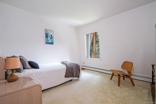 22 Carolyn Pl, Armonk NY 10504-1101 exterior