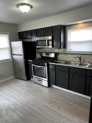 4410 Villard Ave, Milwaukee, WI 53218-4452