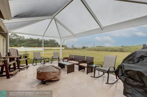 916 Bent Creek Dr, Fort Pierce FL  34947-1330 exterior