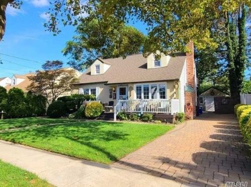 79 Berry St, Valley Stream, NY 11580-3429