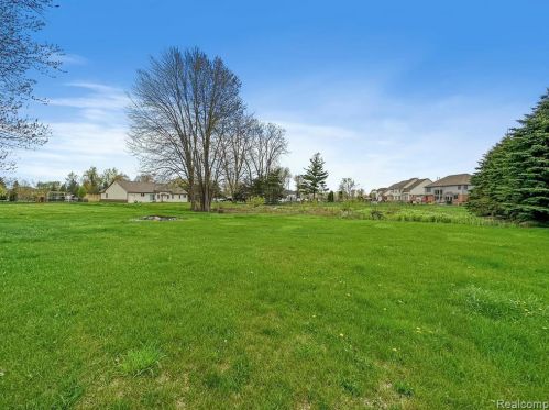 19433 22 Mile Rd, Macomb Township MI 48044-1706 exterior