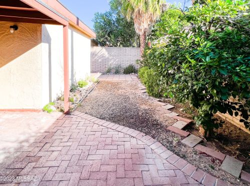 5694 Camino De La Noche, Tucson AZ  85718-4421 exterior