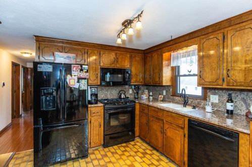 8 Ferncrest Dr, Providence RI 02919-3503 exterior