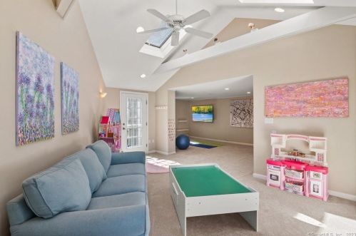 57 Midrocks Dr, Norwalk CT 06851-1626 exterior