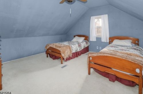 47 Dawn Dr, Clark NJ 07066-1401 exterior