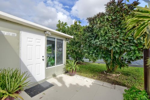 5569 Mirror Lk Blvd, Boynton Beach FL 33472-1215 exterior