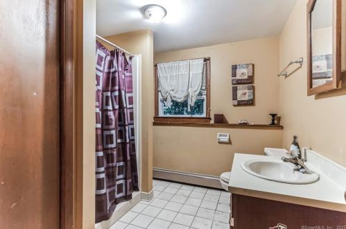 11 Erin Ct, Norwalk CT 06854-3303 exterior