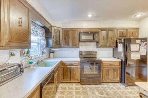 42 Larry Dr, Commack NY 11725-3326 exterior