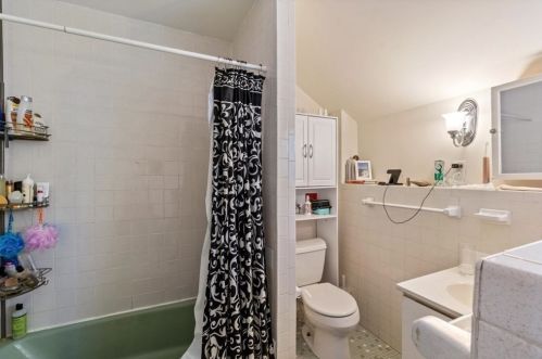 617 Grv St, Newton MA 02466-2209 exterior