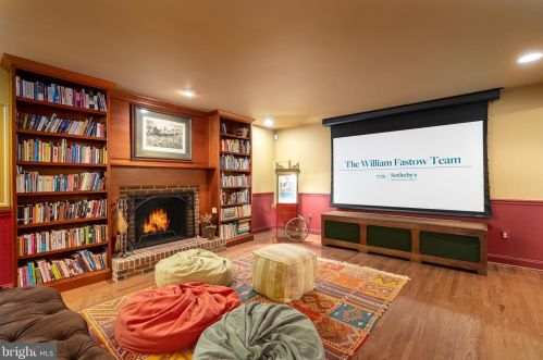 1250 Daleview Dr, Mc Lean VA 22102-1538 exterior