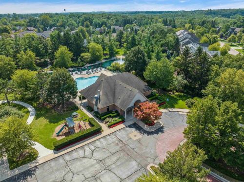 1039 Bloomview Cir, Rochester MI 48307-1728 exterior