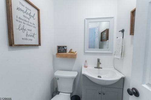 30 Stratfordshire Dr, Wantage NJ  07461-4223 exterior