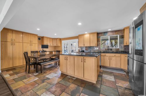 884 Spartan Dr, Sandy UT 84094-1811 exterior