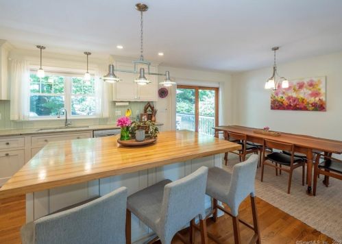 36 Karen Dr, Norwalk CT 06851-6033 exterior