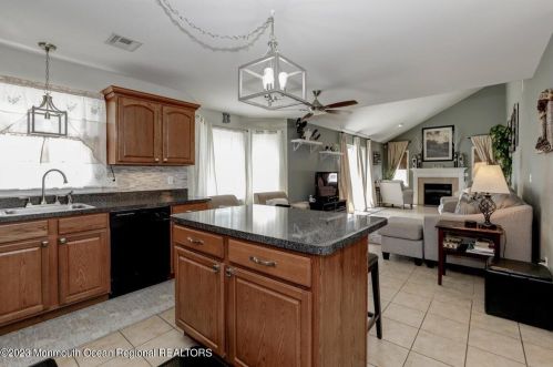 52 Pelican Dr, Berkeley Township NJ 08721-1654 exterior