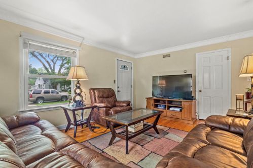 4854 73rd St, Milwaukee, WI 53218-3856