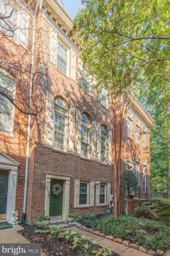 2456 Garnett Dr, Alexandria VA  22311-4908 exterior