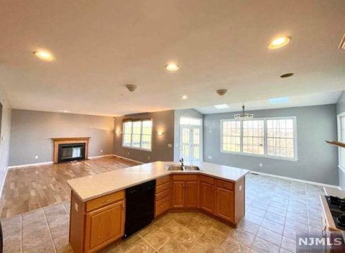 3 Bakley Ter, Town Center NJ 07052-2169 exterior