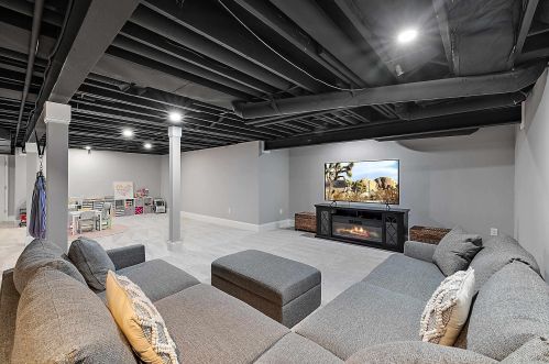 21192 Strawberry Hills Dr, Macomb Township MI 48044-2277 exterior