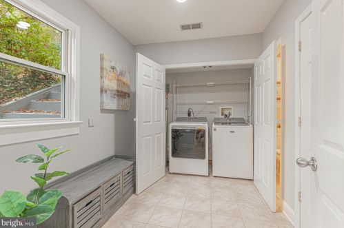 5837 Biscayne Dr, Alexandria VA  22303-1925 exterior