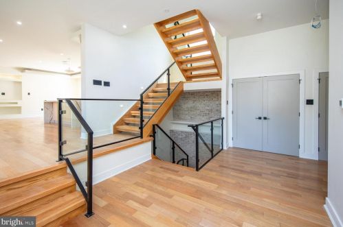 6627 Lincoln Dr, Philadelphia PA exterior