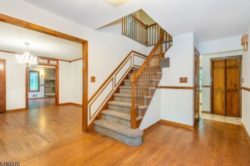 2 Old Chimney Rd, Dover, NJ 07869-3823