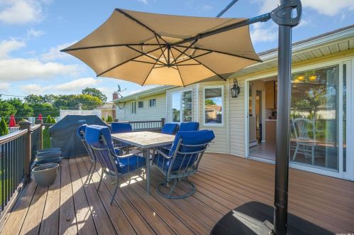 15 Farmstead Rd, Commack NY 11725-1506 exterior