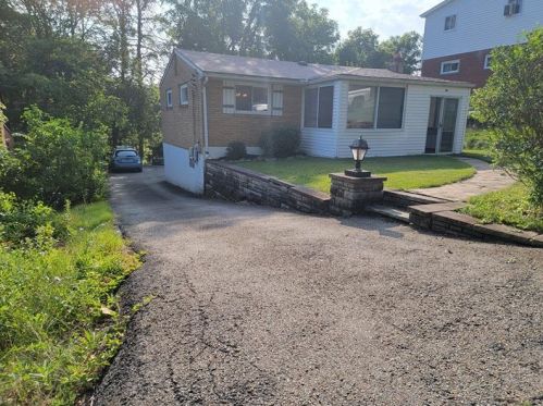 1669 Dunluce Dr, Pittsburgh, PA 15227-1530