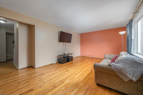 11 Stanford Dr, Bridgewater, NJ 08807-3440