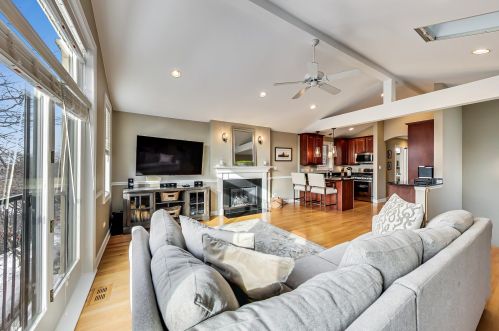 3249 Racine Ave, Chicago, IL 60657-3320