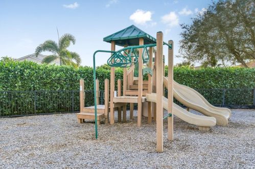 2050 Grv Dr, Naples FL 34120-1419 exterior