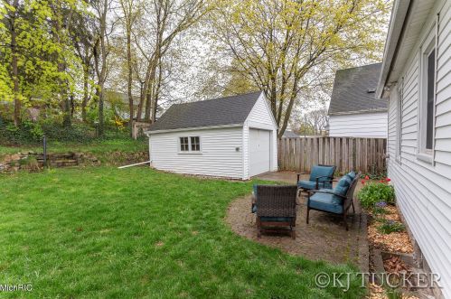 854 Hollywood St, Grand Rapids MI 49505-3880 exterior