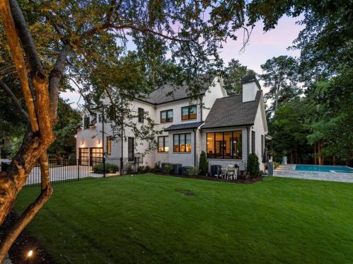 4736 Lk Forrest Dr, Atlanta GA 30342-2217 exterior