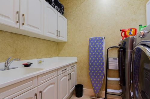 5962 Hammock Is Cir, Naples FL 34119-4649 exterior